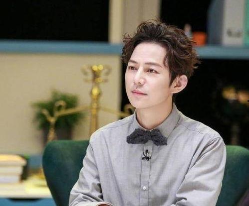 何炅爆料化妆视频,揭秘明星日常护肤秘诀 第3张 何炅爆料化妆视频,揭秘明星日常护肤秘诀 第3张