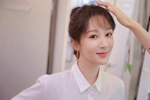 谁爆料杨紫吃蛋糕了视频,甜蜜蛋糕时刻曝光，网友直呼羡慕不已  第2张